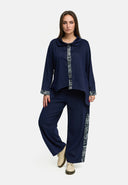 'Delina' Bluse Denim – navy, flydende & med printdetalje