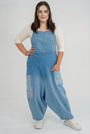 Jardineiras 'Sky' – Denim Premium, Efeitos Ombre e Detalhes de Remendos