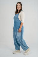 Jardineiras 'Sky' – Denim Premium, Efeitos Ombre e Detalhes de Remendos